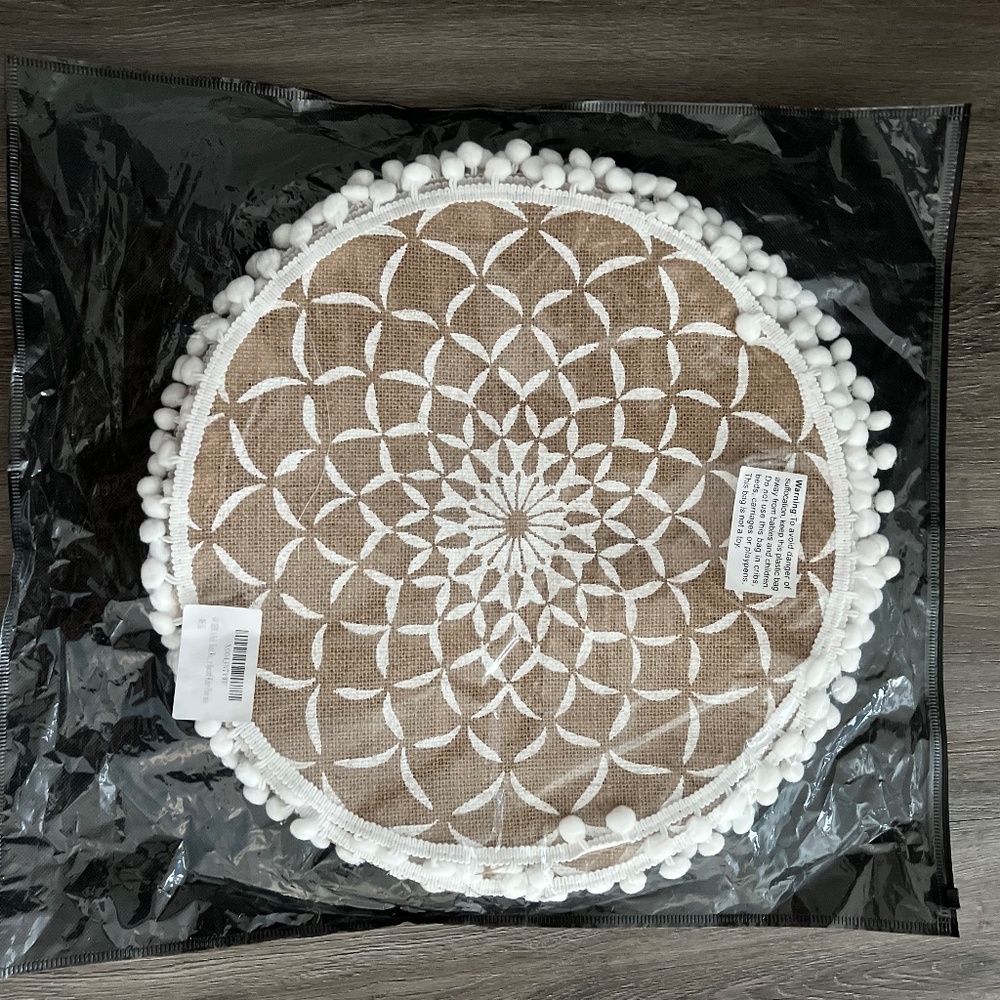 Set of 6 round Wicker boho placemats with pom-pom trim